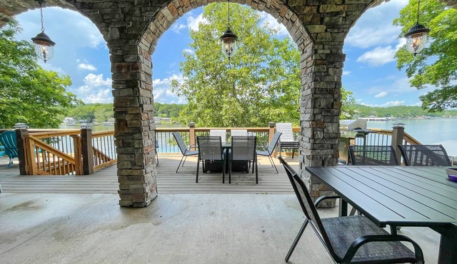 Lake Escape - 9 Bdrm w/Awesome Decks & Dock