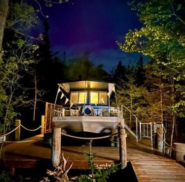 Lake Escape in Cozy Boathouse Surrounded by Forest