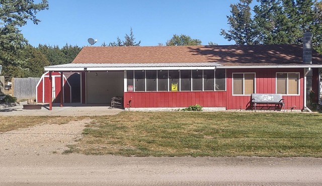 Lake Escape Is A Cozy 3-bedroom cabin with AC and WiFi in tranquil Ericson, NE.