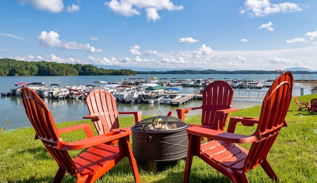 Lake Escape - Lake View / Mountain View / Fire Pit / Corn Hole / Hot Tub