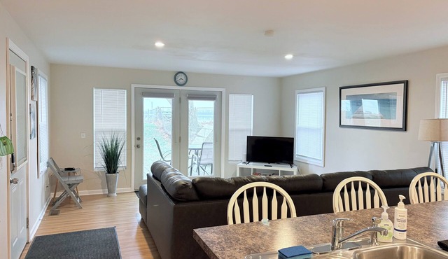 "Lake Escape" Lakefront Ground Level Retreat!
