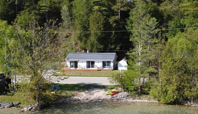 Lake Escape - PRIVATE LAKEFRONT WITH KAYAKS, DOCK, AND BEACH BONFIRE RING!