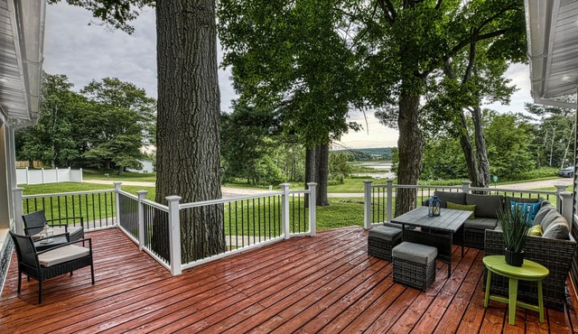 Lake Escape w/Private Dock & Spa-like amenities