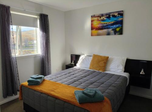 LAKE ESCAPE - Warm quiet and spacious two bedroom Apartment