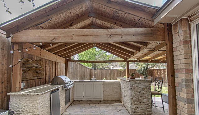 Lake Escape with King Bed & Outdoor Kitchen