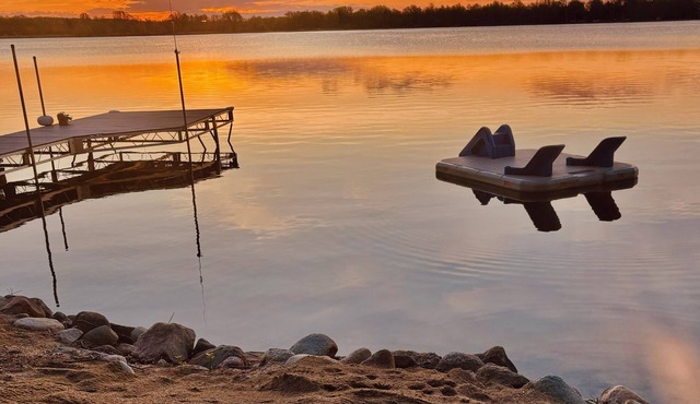 Lake Escape with paddle boards, fire pit & game room