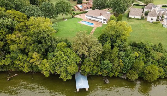 Lake estate on Old Hickory with pool and hot tub, convenient to Nashville