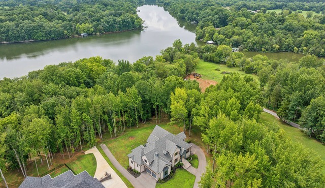 Lake Estate w private Dock on 2 acres Just outside Nashville, Tn!