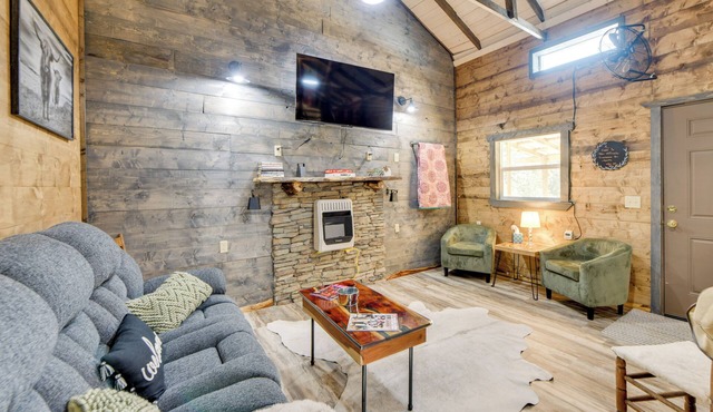 Lake Eufaula Access: Cozy Wood Cabin w/Yard!