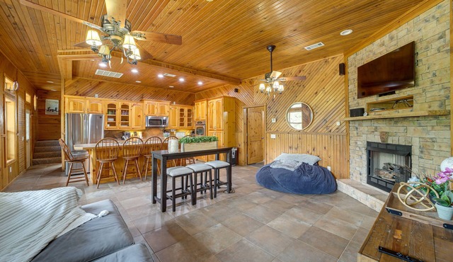 Lake Eufaula Cabin w/Hot Tub & Large Deck
