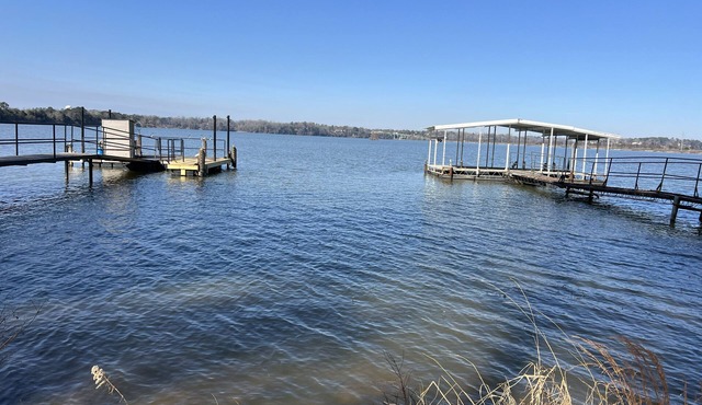 Lake Eufaula Fishing Escape-Cozy RV Cottage. Relax poolside; beautiful sunsets.