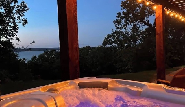 Lake Eufaula- Luxury Lake House, Lake Views Hot Tub 3 Decks Air Hockey,Fire Pit