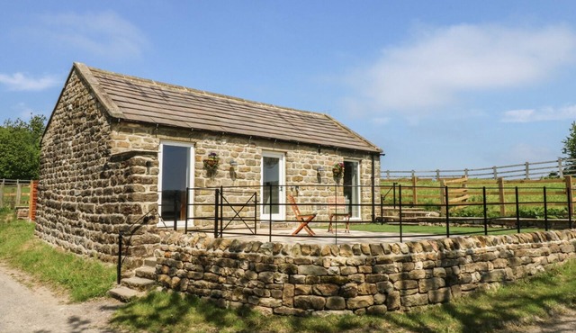 LAKE FARM COTTAGE, with hot tub in Pateley Bridge