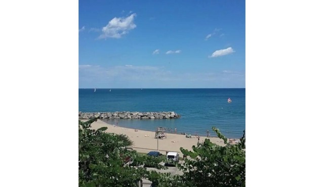 Lake Forest Luxury 4 Bedroom with Beach nearby