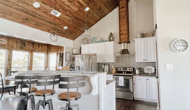 Lake Fork Waterfront Lakehouse with boat dock. Beautiful and spacious!