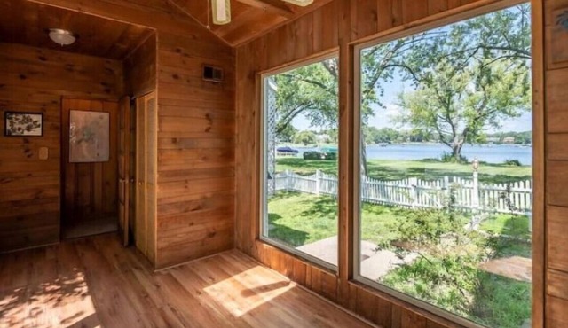 Lake Front 2.20 acre estate Private boat launch with pier