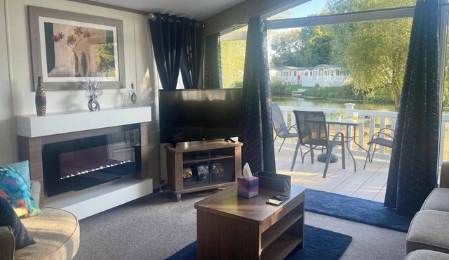 Lake Front 2 Bedroom Caravan Sleeps 5 with Balcony