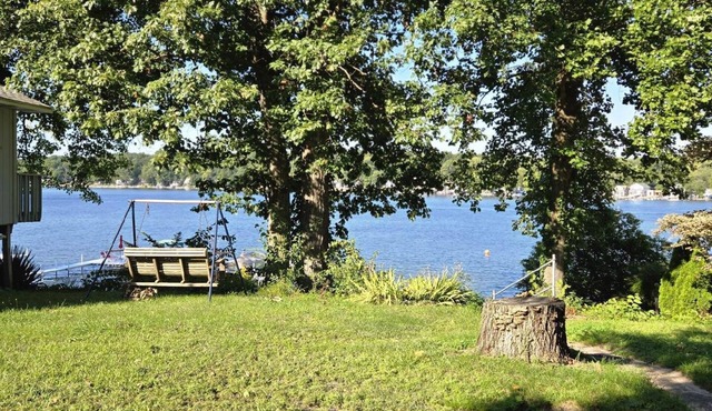 Lake Front 2-bedroom cottage with AC on Beautiful Tippecanoe Lake