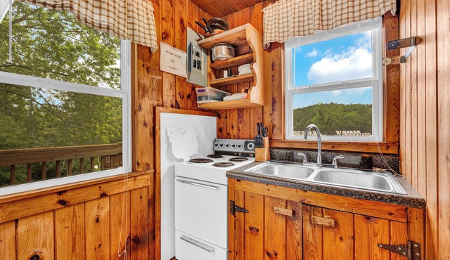 Lake Front 2 Bedroom Cabin With a Pool and Bar & Grill