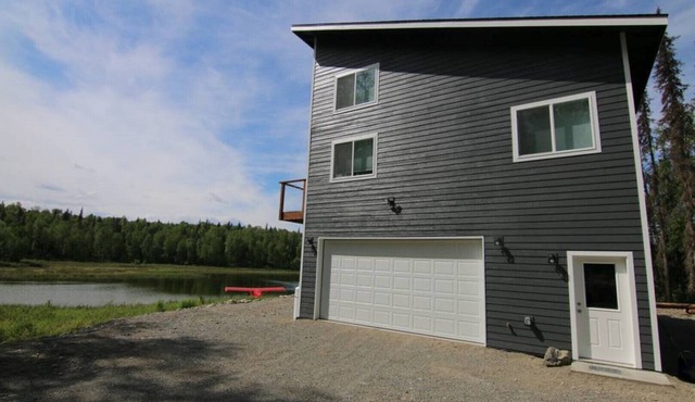 Lake front - 2 bedroom, 1 loft home with outdoor sauna