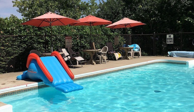 Lake front 2 Storey Luxury Chalet, Infrared Sauna, Heated Pool - seasonal