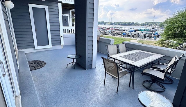 Lake front 2Bedroom & 2bath condo Ground floor