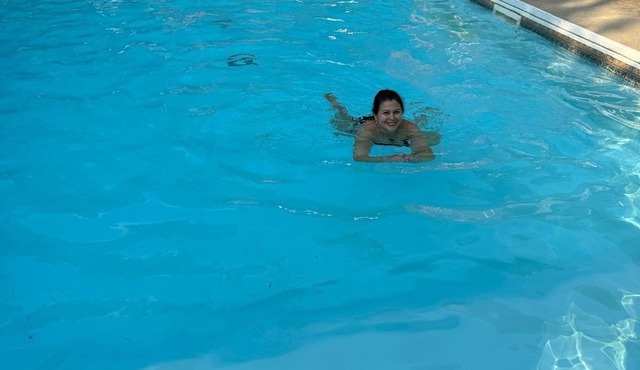 Lake front 3 bedroom 2 Storey Chalet, Sauna, Summer Heated Pool