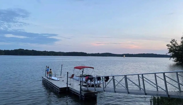 Lake front 3-bedroom house @ Rocky Fork Lake with Private Dock