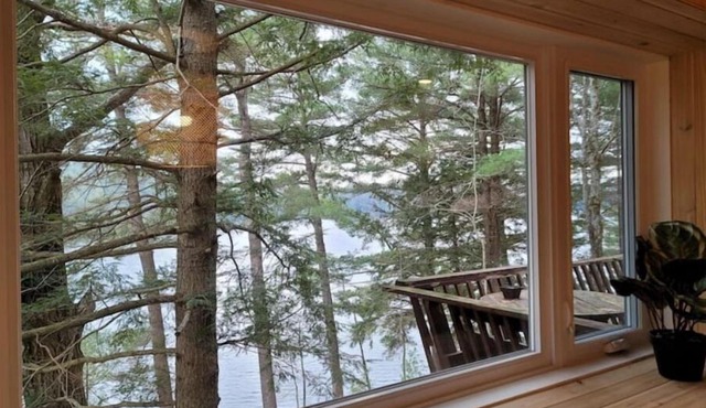 Lake front 3Br 1Ba Muskoka Cottage /classic Canadian Shield