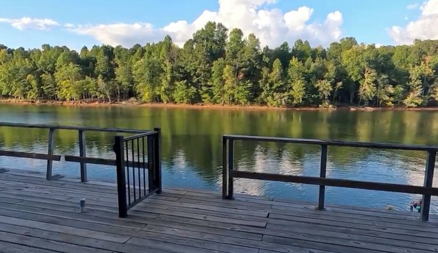 Lake-Front 4-bedroom house with Dock Slip & Room for multiple generations