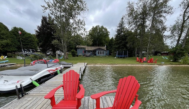 Lake Front 4-Bedroom Cottage/Chalet on Lake Eugenia