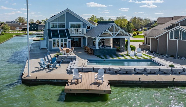 Lake front 4-bedroom vacation home with pool and tiki bar!