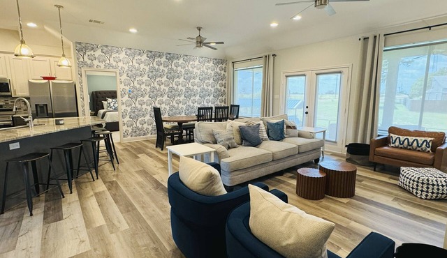 Lake Front 4BR + Dock & Paddle Boards, Water front & Sunset Views