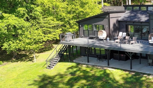 Lake Front! 8 bedroom/Hot Tub/ Dock/Fire Pit/Game Room