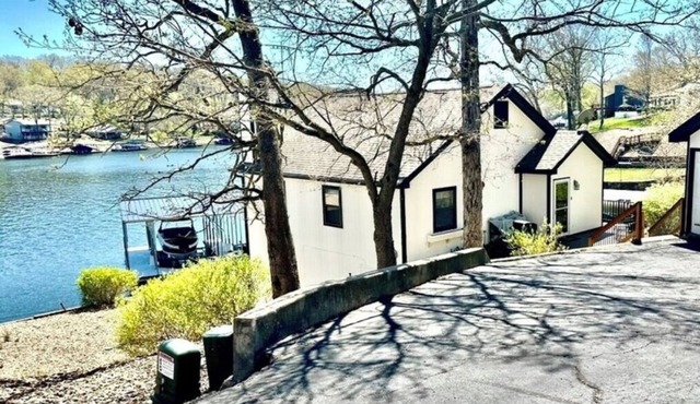 Lake Front, Amazing view. Visit “Sea time”…At Lake of the Ozarks.