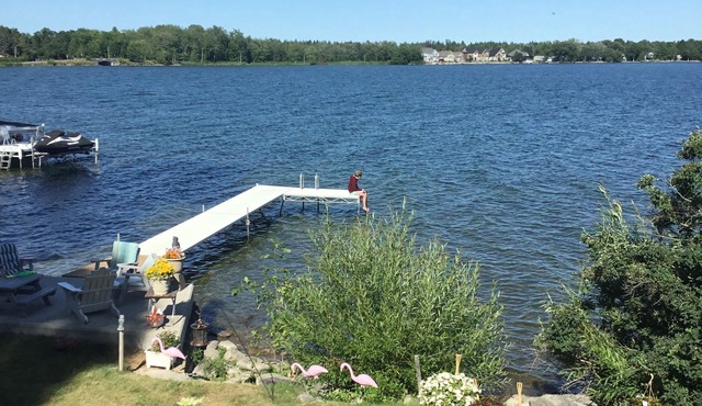 Lake front bachelor nClose to all amenities casino Rama nSki hills