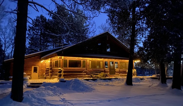 LAKE FRONT Beautiful Secluded Log Lodge Dog-Kid Friendly Sauna Views