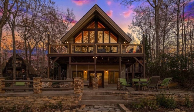 Lake Front, Beautiful views, Gentle slope to Lake, Hot tub, Close to Downtown.