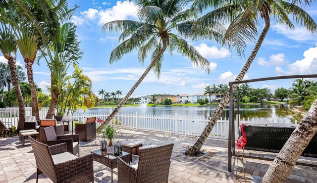 Lake front, Billiard room, Large patio, Pet-friendly, BBQ, Safe Neighborhood
