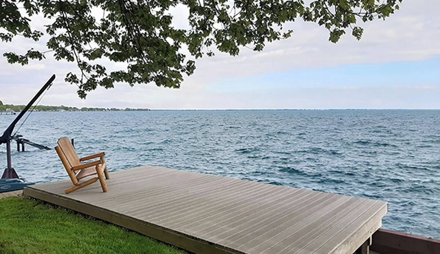 Lake Front Bungalow with AC in charming Ira