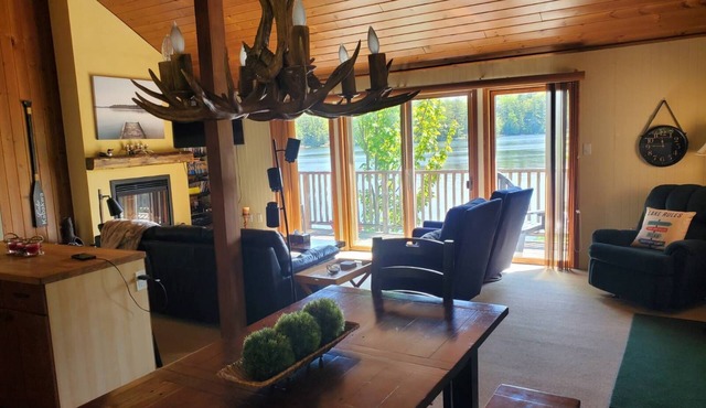 Lake front cottage with amazing privacy and 25 min from Haliburton town.