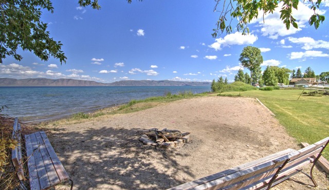 Lake-front Cabin Located In The Heart Of Bear Lake!