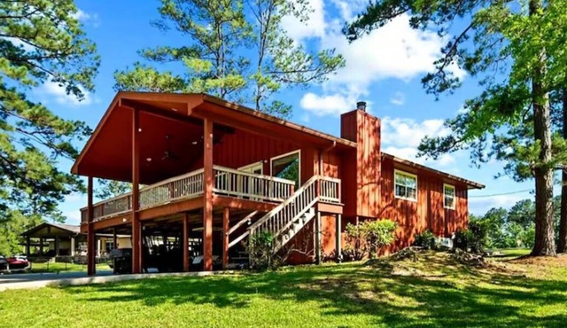 Lake Front Cabin! nPool, Basketball, Boat parking & Firepit. Lots of parking.