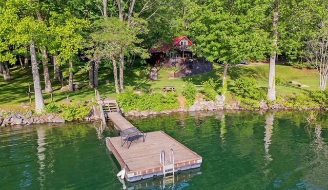 Lake Front Cabin with Private Dock, Hot tub and Fire Pit