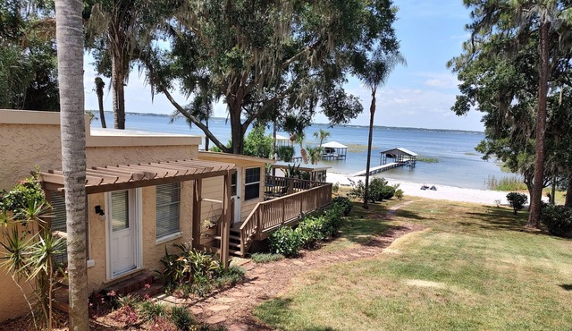 Lake Front Carriage House on Lake Jackson w Private Beach w/Boat Dock & 2 Kayaks