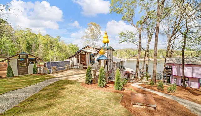 Lake Front Castle with Mini Golf/Pickleball/Arcade/Sleeps 18 n