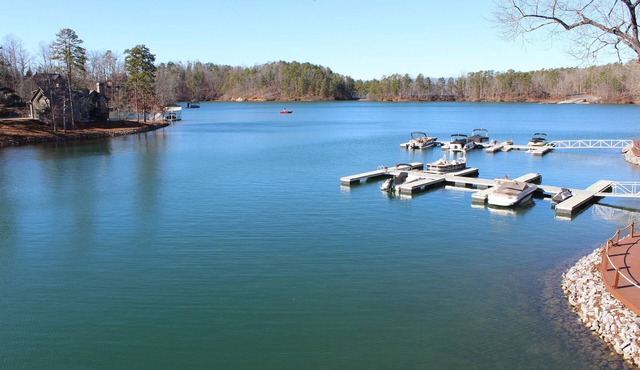 Lake Front Chalet 9.4 miles to Clemson University