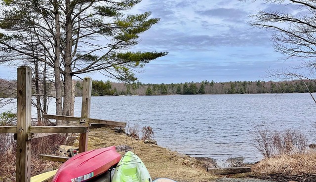 LAKE FRONT Charmer in Lake Naomi - steps from clubhouse, Sleeps 10