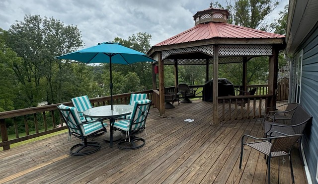 Lake Front charming 3-bedroom house, at Rough River Lake.