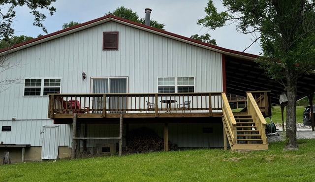 Lake Front charming 2-bedroom house, at Rough River Lake.